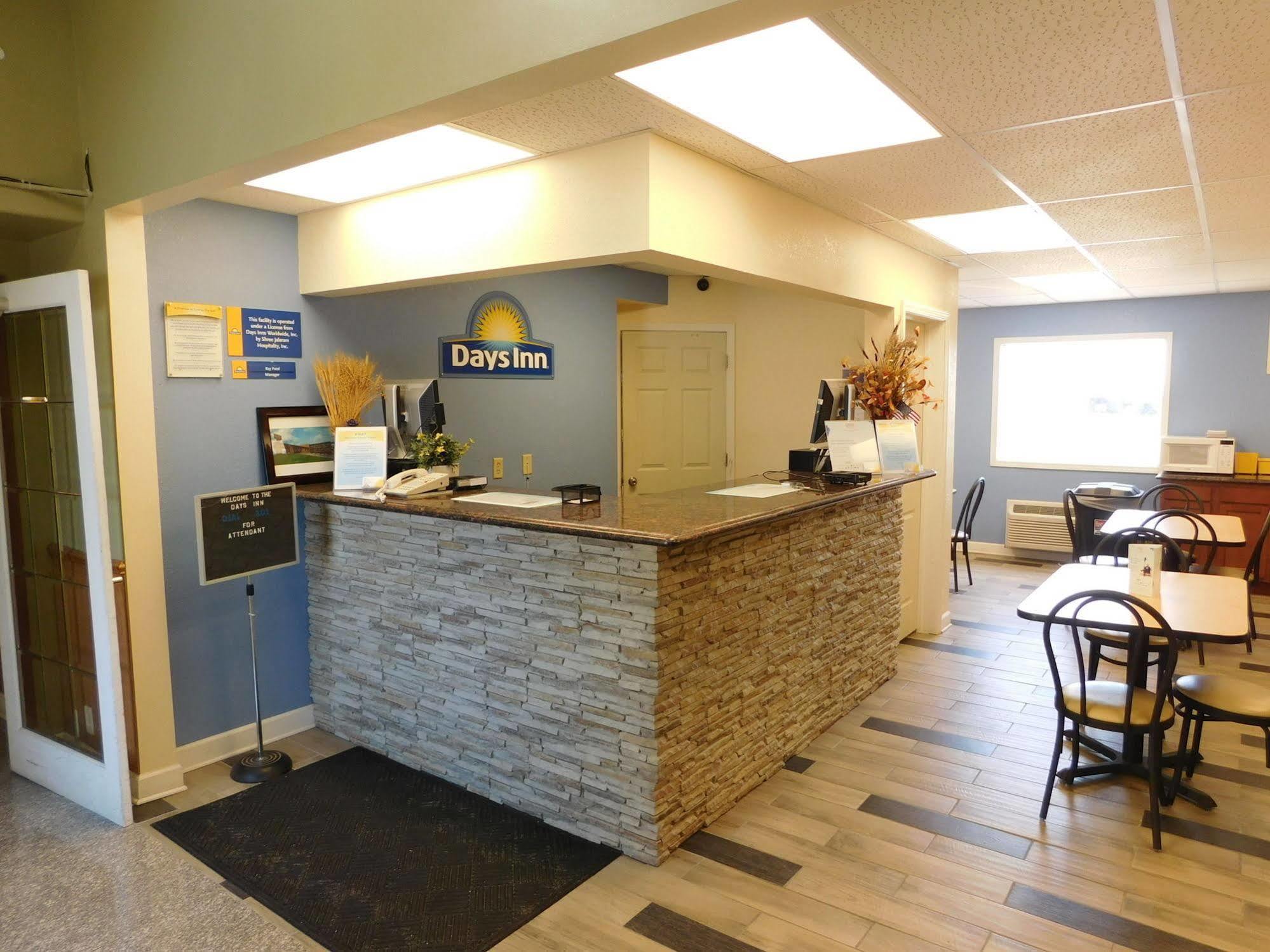 Days Inn By Wyndham West Branch Iowa City Area Kültér fotó
